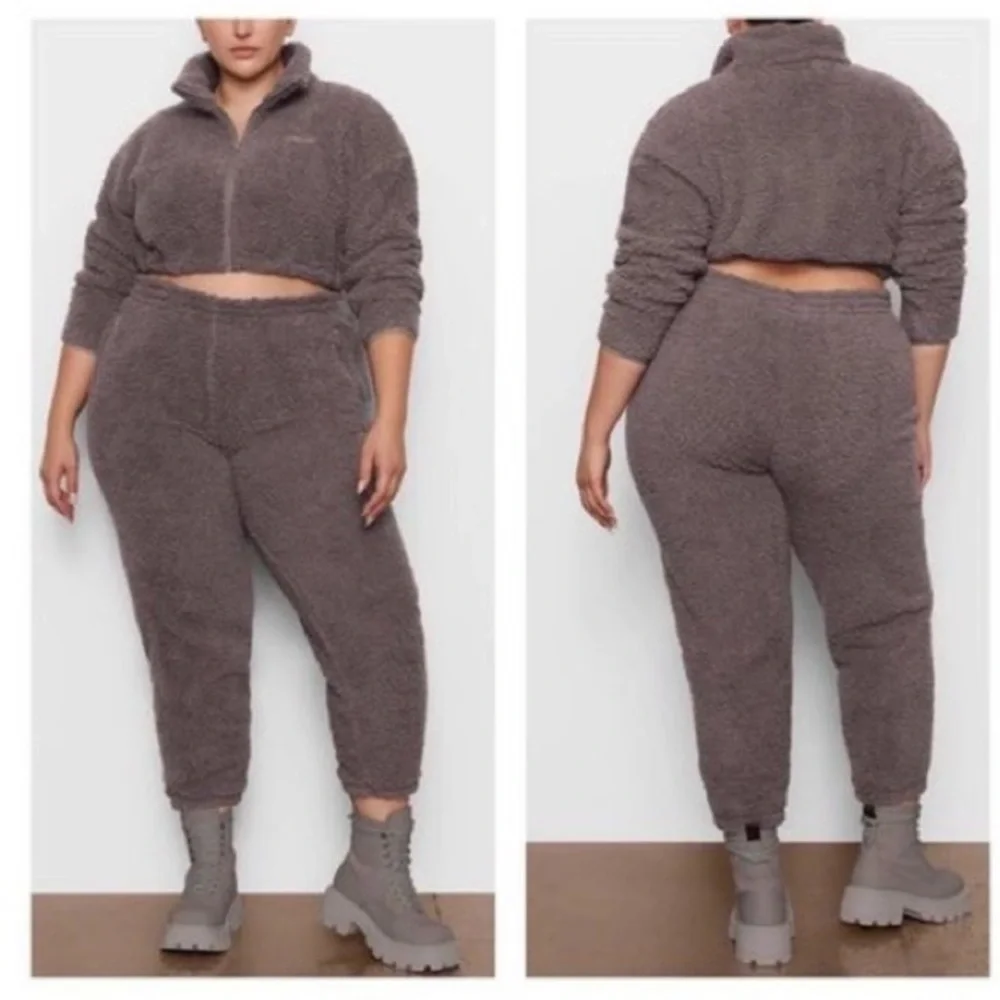 NWT SKIMS Teddy Jogger - Picture 2 of 8